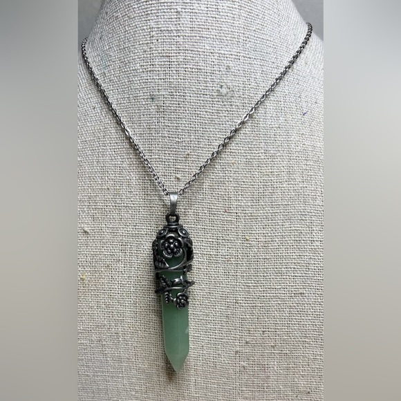Green aventurine crystal point necklace with pewter wrap cap. - Picture 4 of 6